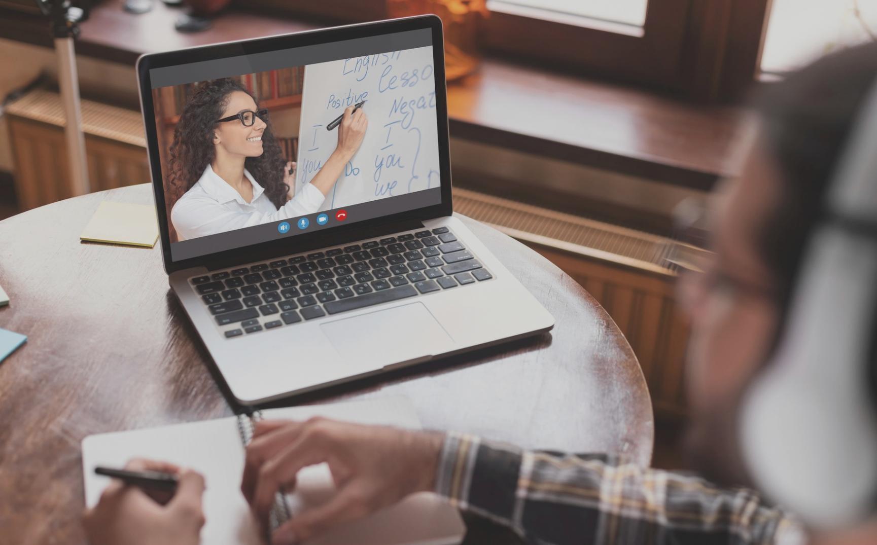 Analyse de données SEO local et recherche pédagogique